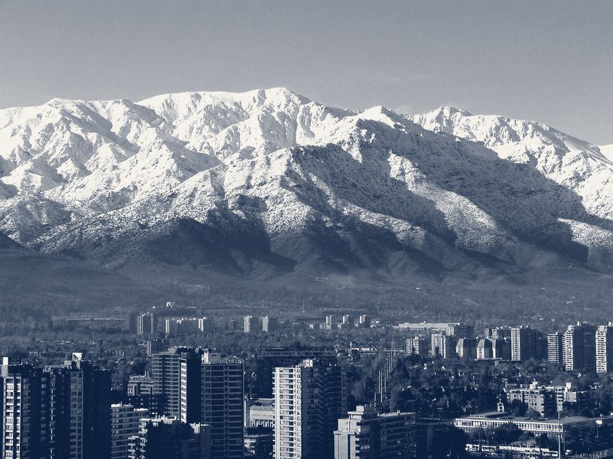La cordillera nevada de los Andes sobre las torres de Las Condes, tratada en duotono navy.